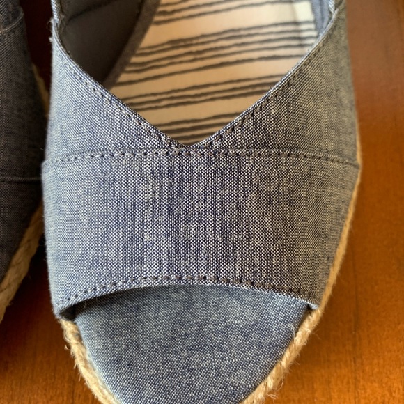 Cute denim “Lindsey” wedges by Coach and Four Sz 9 NWB - Picture 6 of 9